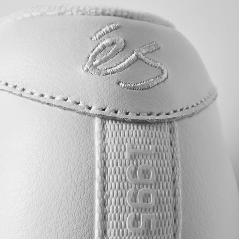 éS Accel White