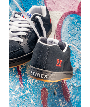 Skateboard shoes